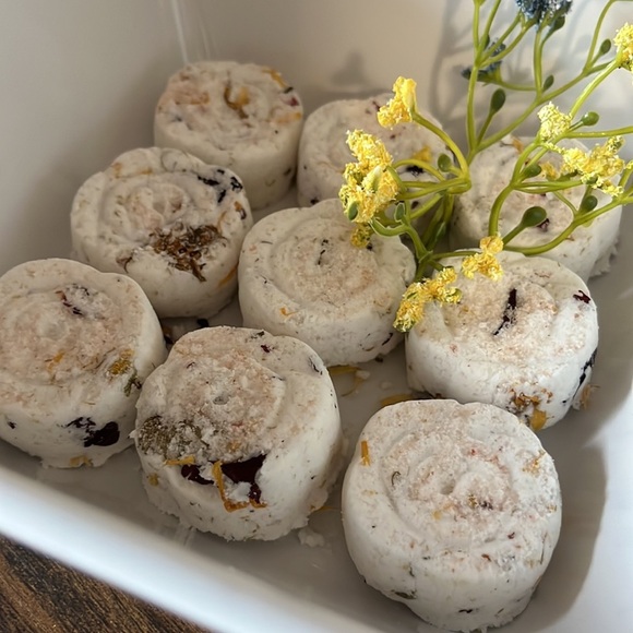 Handcrafted moisturizing old fashion rose dried floral bath bombs - Picture 2 of 3